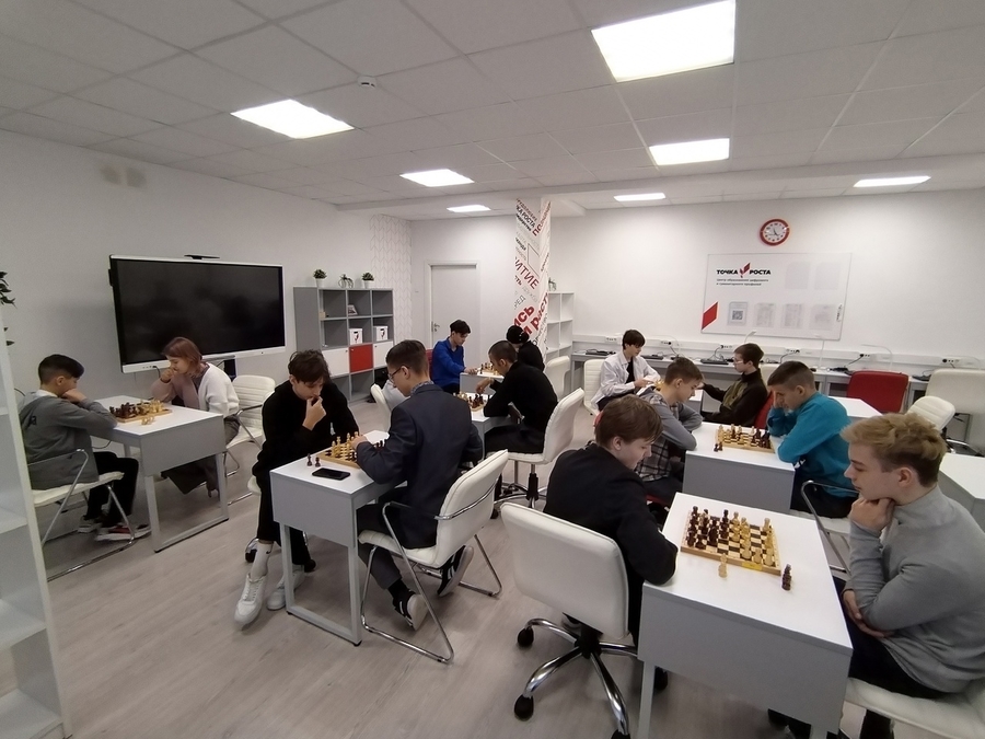 Стали известны победители шахматного турнира в Большеколпанской школе